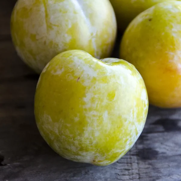 Wholesale Organic Emerald Beaut Plums - Image 3